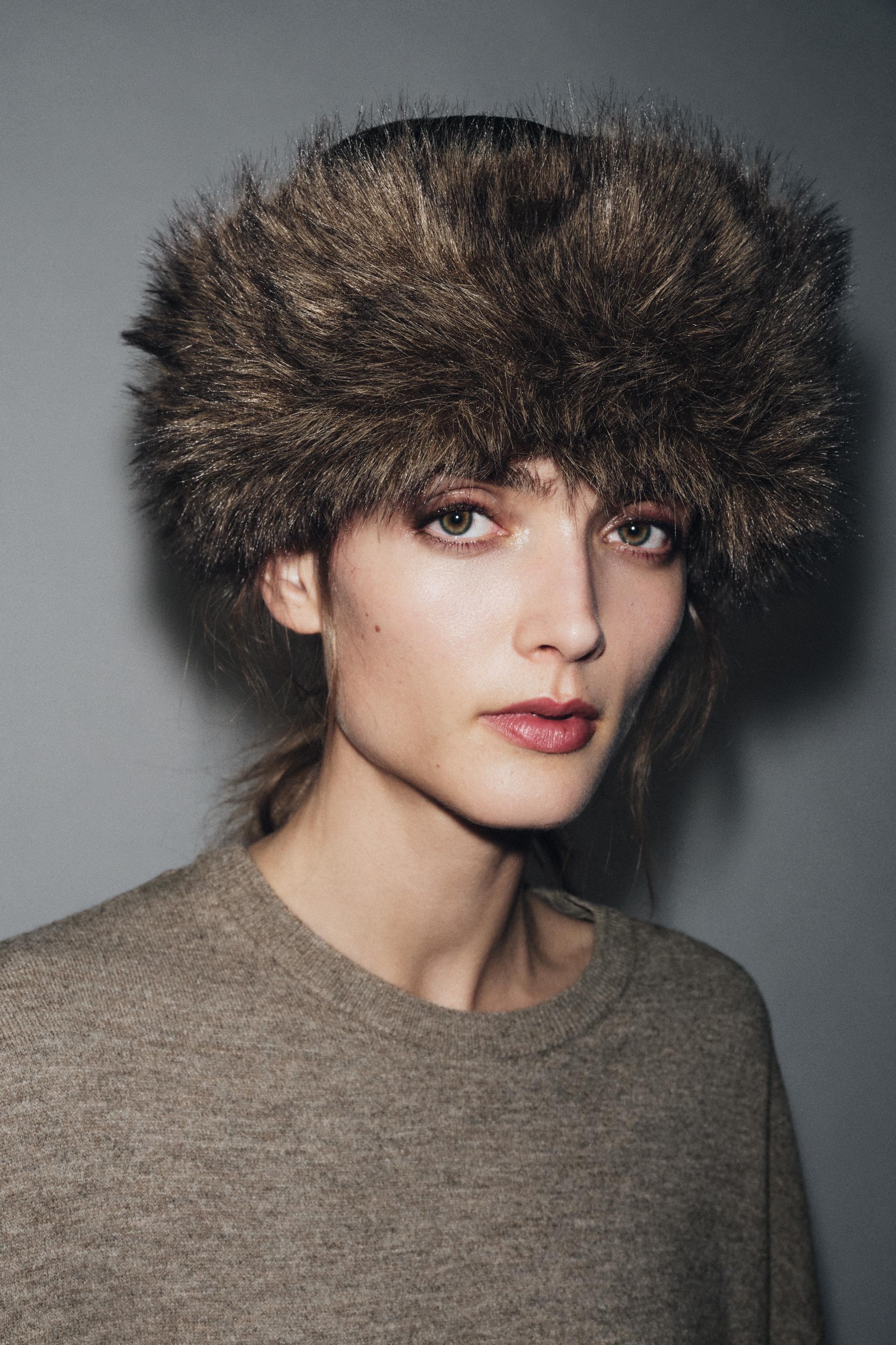 DOUBLE-FACED FAUX LEATHER HAT